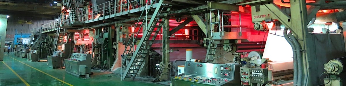 Bild einer Kartonmaschine mit Streichmaschine. Im Vordergrund XenTec-Trockner von Compact Engineering, im Hintergrund Impact-Strahler